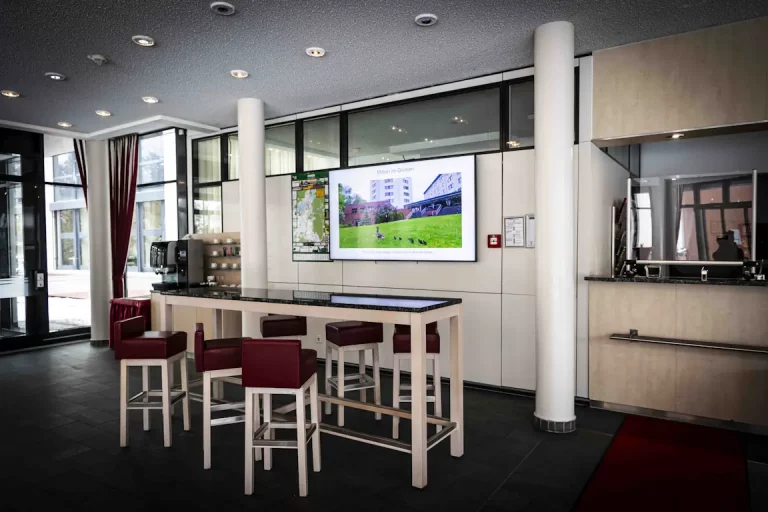Bildungszentrum Erkner Kaffeebar mit Hotel-TV Infodisplay